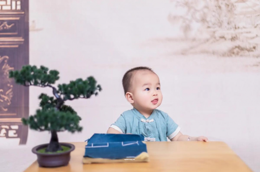 南县怀孕肚子中间凹两边凸